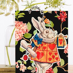 Fantaisiste vintage Hanging Fandangle Alice in Wonderland Art Card ~ White Rabbit Red Hearts & Pink Hydrangea ~ Designer Haute Qualité FD029