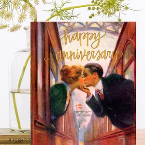 Vintage Happy Anniversary Art Card ~ 1930's Kissing Couple Connecting Between Two Trains, Romance, Love ~ Designer hoge kwaliteit SA012