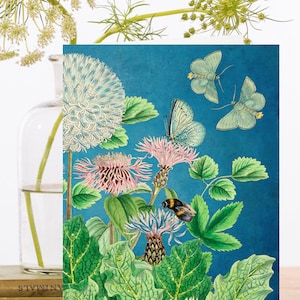 気まぐれな手描きのグリッター ヴィンテージ アート カード ~ アリウム、ピンクのヤグルマギク、緑の葉、青い蝶とマルハナバチ ~ デザイナーの高品質 RS162