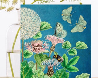 Cartão de arte vintage com brilho à mão caprichoso ~ Allium, centáureas rosa folhagem verde borboleta azul e abelha ~ designer de alta qualidade RS162