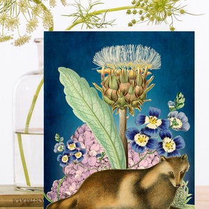 Carte d’art de collage vintage fantaisiste ~ Animal royal dans une scène botanique naturelle Artichaut Violet & Bleu Fleurs ~ Designer haute qualité RS173