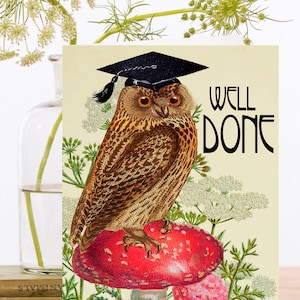 Fantaisie vintage Well Done Collage Art Card ~ Wise Graduation Owl Assis sur Fly Champignons Agaric Champignons ~ Designer Haute Qualité SP060