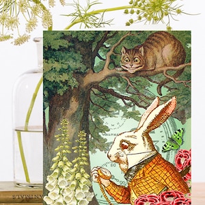 Cartão de arte de colagem vintage caprichoso de Alice no país das maravilhas ~ Gato de Cheshire e coelho branco com dedaleiras, gerânios ~ Designer de alta qualidade AW003