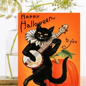 Whimsical vintage Happy Halloween Art Card ~ Chat noir portant un collier à volants jouant au banjo avec une grande citrouille ~ Designer de haute qualité HW002