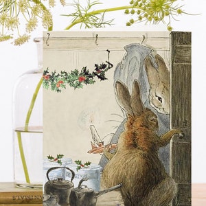 Vintage Christmas Holiday Art Card ~ Holiday Scene Rabbits in Kitchen Pudding Gifts Holly Decoration ~ Designer di alta qualità XM081