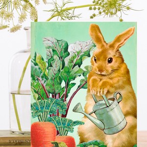 Carte d’art vintage fantaisiste ~ Lapin lapin dans le jardin Potager Arrosoir Canette Carotte, Betterave, Citrouille ~ Designer haute qualité RS005