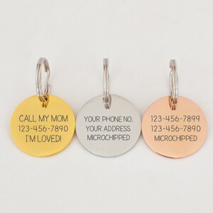 Puede incluir: Tres chapas redondas de metal para perros con llaveros. La chapa dorada dice "CALL MY MOM 123-456-7890 I'M LOVED!" La chapa plateada dice "YOUR PHONE NO. YOUR ADDRESS MICROCHIPPED". La chapa de oro rosa dice "123-456-7899 123-456-7890 MICROCHIPPED".