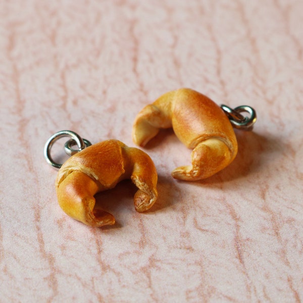 Croissant réaliste miniature en breloque, porte-clé ou collier