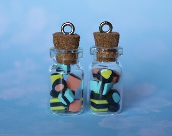 Kleine Miniatur realistische Lakritze in einer Glasflasche in Charme, Schlüsselanhänger oder Halskette