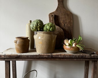 2 Franse antieke snijplanken met slagersmes, rustieke keuken, biologisch huis.