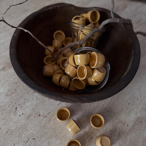Set med 20 vintage franska stengods escargotkrukor | Ockra glaserade snäckkrukor, rustik lantlig köksinredning, fransk bistroporslin