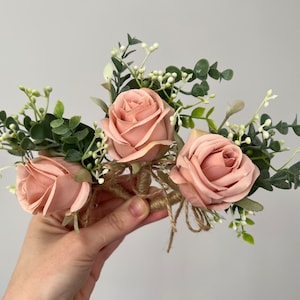 Boutonniere de rosa ruborizada marfil: ojal rústico de eucalipto para padrinos de boda