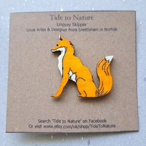 Fox sitting pin/badge