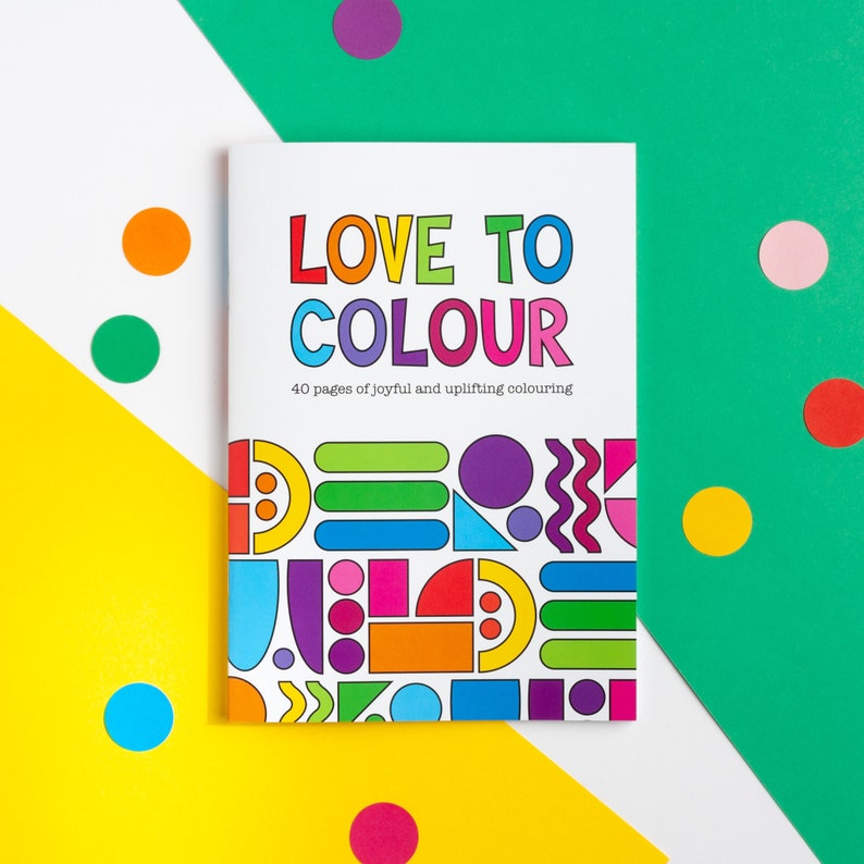 Puede incluir: Un libro blanco con el t&iacute;tulo "LOVE TO COLOUR" y el texto "40 p&aacute;ginas de colorear alegres e inspiradoras". La portada presenta un dise&ntilde;o geom&eacute;trico colorido con c&iacute;rculos, cuadrados y l&iacute;neas onduladas.