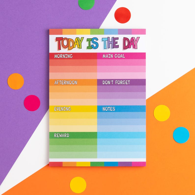 Puede incluir: Un planificador diario colorido con el texto "TODAY IS THE DAY" en la parte superior. El planificador est&aacute; dividido en secciones para la ma&ntilde;ana, la tarde, la noche y la recompensa. Tambi&eacute;n incluye secciones para un objetivo principal, no olvides y notas.
