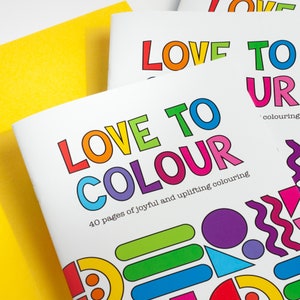 Puede incluir: Un libro para colorear colorido con el t&iacute;tulo "Love to Colour" y el texto "40 p&aacute;ginas de colorear alegres e inspiradoras". La portada presenta una variedad de formas geom&eacute;tricas en colores brillantes.