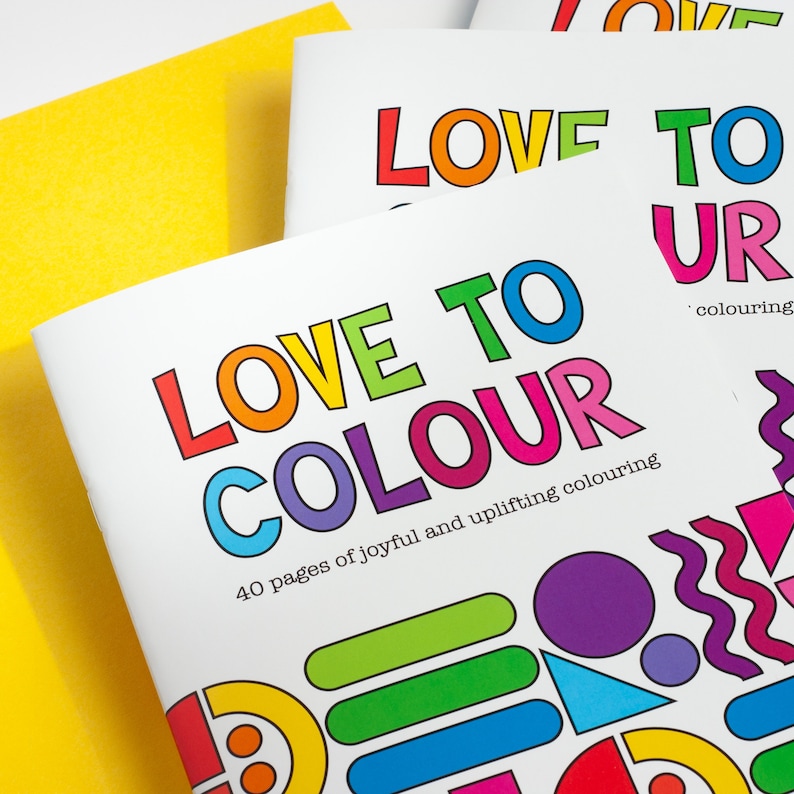 Puede incluir: Un libro para colorear colorido con el t&iacute;tulo "Love to Colour" y el texto "40 p&aacute;ginas de colorear alegres e inspiradoras". La portada presenta una variedad de formas geom&eacute;tricas en colores brillantes.