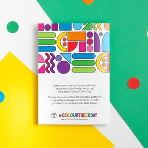 Puede incluir: Una portada de libro colorida con formas geom&eacute;tricas y patrones en rojo, naranja, amarillo, verde, azul y morado. El texto en la portada dice: "T&oacute;mate un tiempo para ti mismo y rel&aacute;jate con este encantador libro para colorear de Colour Their Day. Elige entre uno de los 40 hermosos patrones o mensajes positivos y colorea hasta que sientas que tus niveles de estr&eacute;s desaparecen! @COLOURTHEIRDAY www.ColourTheirDay.com"