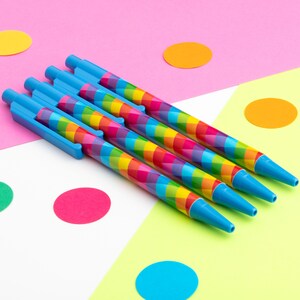 Stylo arc-en-ciel coloré, stylo à carreaux lumineux, joli stylo pour l'école, le travail ou la maison, cadeau de papeterie arc-en-ciel, stylo rétractable avec bordure bleue