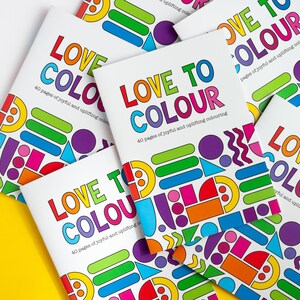 Puede incluir: Una pila de libros para colorear con un dise&ntilde;o geom&eacute;trico colorido y el texto "Love to Colour" en la portada. Cada libro tiene 40 p&aacute;ginas de colorear alegres e inspiradoras.