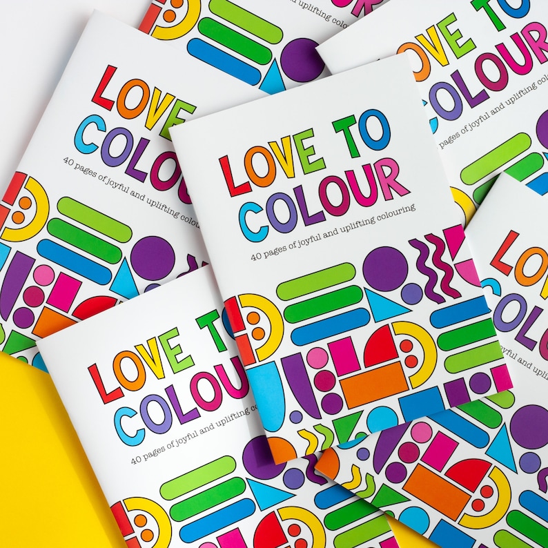 Puede incluir: Una pila de libros para colorear con un dise&ntilde;o geom&eacute;trico colorido y el texto "Love to Colour" en la portada. Cada libro tiene 40 p&aacute;ginas de colorear alegres e inspiradoras.