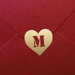 Op de afbeelding: Een witte keramische mok met een zwart handvat en de tekst "But First, Coffee" in een vetgedrukte, zwarte letter. De mok staat tegen een neutrale achtergrond, wat het eenvoudige ontwerp benadrukt.