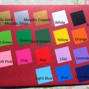 K&ouml;nnte beinhalten: Eine Farbkarte mit 18 verschiedenen Farbmustern. Die Farben umfassen Metallic-Gold, Metallic-Silber, Metallic-Kupfer, Wei&szlig;, Schwarz, Hellgr&uuml;n, Gr&uuml;n, Dunkelgr&uuml;n, Gelb, Orange, Rosa, Pink, Rot, Lila, Lavendel, Hellblau, Blau und Dunkelblau.