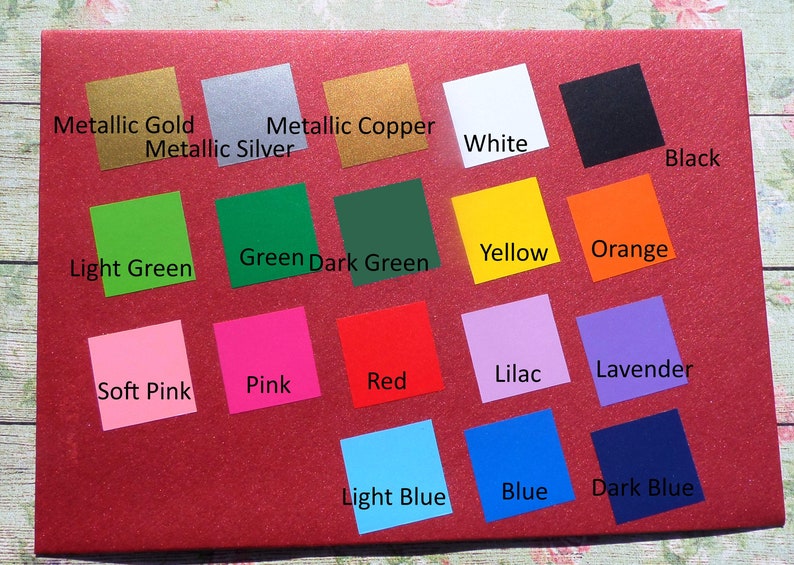 K&ouml;nnte beinhalten: Eine Farbkarte mit 18 verschiedenen Farbmustern. Die Farben umfassen Metallic-Gold, Metallic-Silber, Metallic-Kupfer, Wei&szlig;, Schwarz, Hellgr&uuml;n, Gr&uuml;n, Dunkelgr&uuml;n, Gelb, Orange, Rosa, Pink, Rot, Lila, Lavendel, Hellblau, Blau und Dunkelblau.