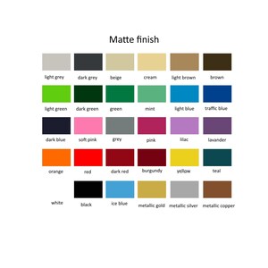 K&ouml;nnte beinhalten: Eine Farbkarte mit 20 verschiedenen Farben in matter Ausf&uuml;hrung. Die Farben sind in Reihen und Spalten angeordnet, wobei die Namen der einzelnen Farben darunter aufgef&uuml;hrt sind. Die Farben umfassen Hellgrau, Dunkelgrau, Beige, Creme, Hellbraun, Braun, Hellgr&uuml;n, Dunkelgr&uuml;n, Gr&uuml;n, Mint, Hellblau, Verkehrsblau, Dunkelblau, Rosa, Grau, Pink, Lila, Lavendel, Orange, Rot, Dunkelrot, Burgunder, Gelb, Teal, Wei&szlig;, Schwarz, Eisblau, Metallic Gold, Metallic Silber und Metallic Kupfer.