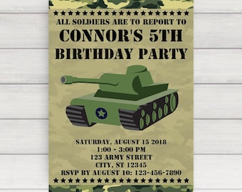 Puede incluir: Una invitación de cumpleaños de camuflaje verde para un 5º cumpleaños. La invitación presenta un tanque de dibujos animados y el texto "All soldiers are to report to Connor's 5th Birthday Party".