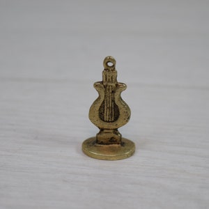 Antiguo coleccionable de latón miniatura violín sello DE Sign Letters Abreviatura