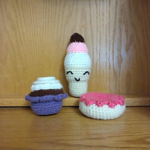 Hand Crochet Desserts, Amigurumi Treats, Imaginary Play Food, Crochet Sweets, Dessert Play Food, Small Crochet Food, Amigurumi Desserts