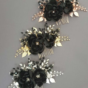 Op de afbeelding: Drie zwarte bloemen haar kammen met gouden en zilveren versieringen. Elke kam is versierd met zwarte bloemen van stof, strass steentjes en kralen.
