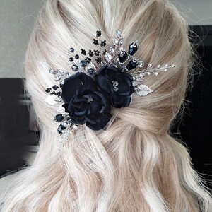 Puede incluir: Un peine para el cabello floral negro con detalles plateados y cristales brillantes. El peine presenta tres flores de tela y est&aacute; adornado con cuentas negras y cristales transparentes. Este accesorio para el cabello es adecuado para bodas u ocasiones especiales.