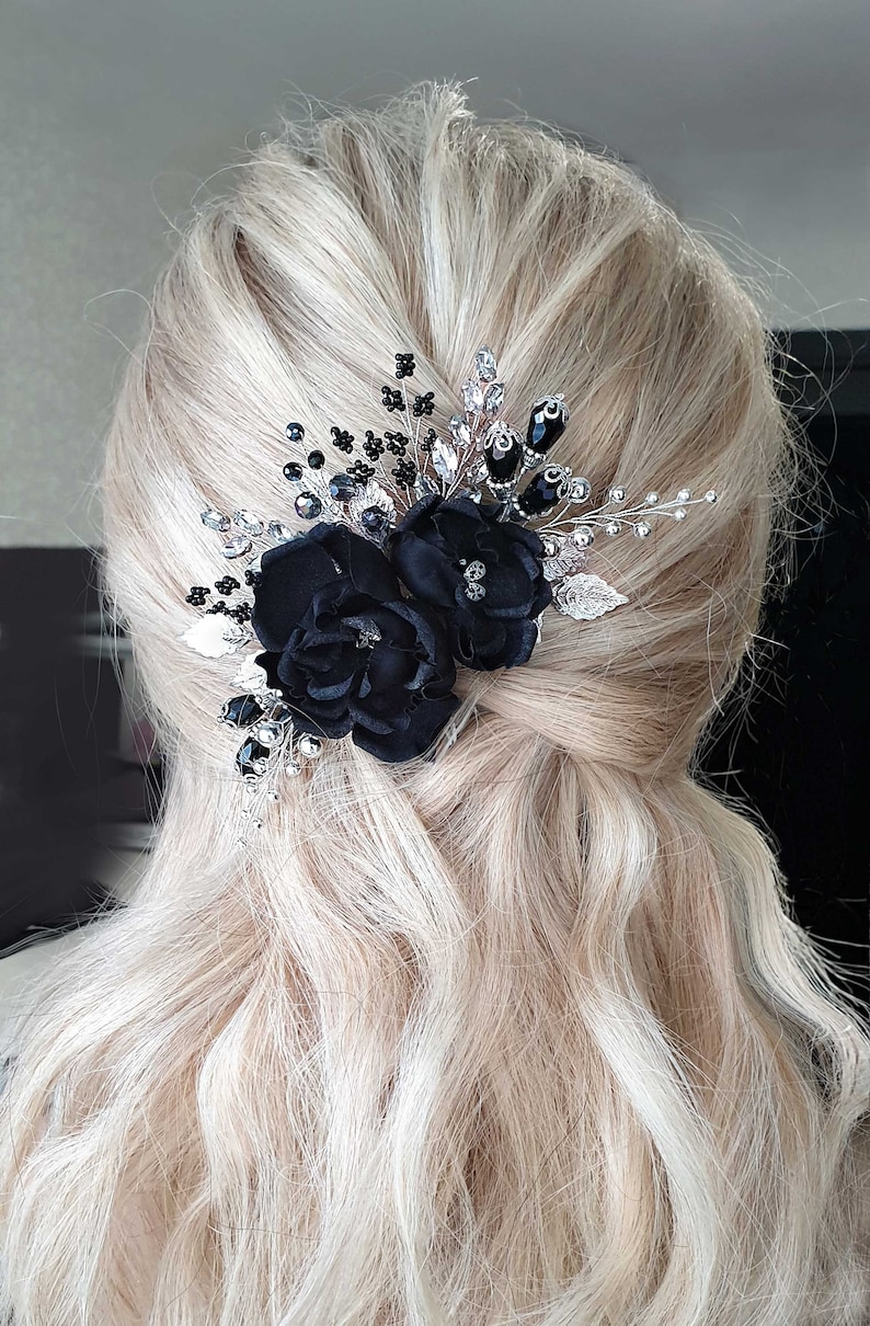 Puede incluir: Un peine para el cabello floral negro con detalles plateados y cristales brillantes. El peine presenta tres flores de tela y est&aacute; adornado con cuentas negras y cristales transparentes. Este accesorio para el cabello es adecuado para bodas u ocasiones especiales.
