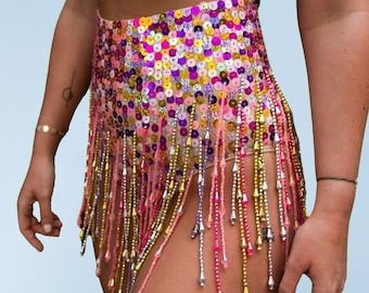 Shorts ajustados para mujer con lentejuelas rosas y cuentas. Perfectos para festivales, fiestas rave y otras ocasiones especiales.
