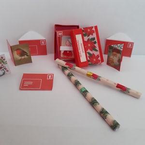 Scatola in miniatura di cartoline di Natale e carta da imballaggio