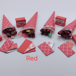 Miniaturowe róże walentynkowe, czekoladki i kartka