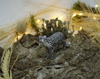 Léopard des neiges miniature, figurine léopard des neiges, léopard des neiges en argile, animal en argile, figurine léopard des neiges en chêne, totem, totem léopard des neiges