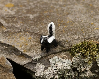 Mouffette miniature, mouffette faite à la main, mouffette en argile, figurine de mouffette, figurine de mouffette peinte à la main