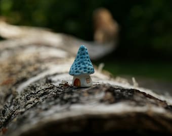 Maison miniature en argile faite à la main « Toit bleu »