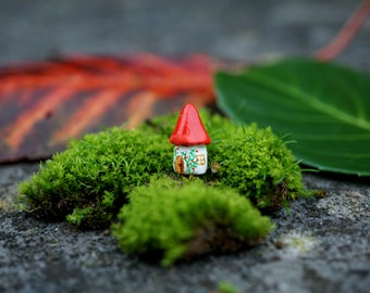 Maison miniature au toit rouge, maison miniature en argile, petite maison en argile, petite maison mignonne, maison miniature faite à la main