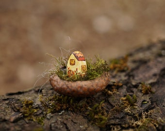 Petite maison en argile dans un chapeau de gland, maison miniature, maison en argile, petite maison en argile faite à la main