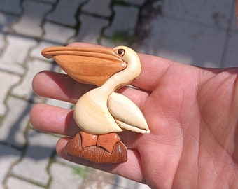 Ímã de pelicano feito à mão com técnica de intársia, ornamento de animal em madeira.