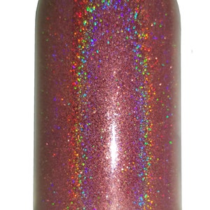 Könnte beinhalten: Eine Flasche mit rosa schimmerndem Glitter. Der Glitter ist fein und hat eine holografische Oberfläche.