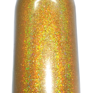 以下が含まれることがあります： 丸みを帯びた形の金色のグリッターボトル。ボトルは、虹色の効果で光を反射する、キラキラ光る金色のグリッターで満たされています。背景は白です。