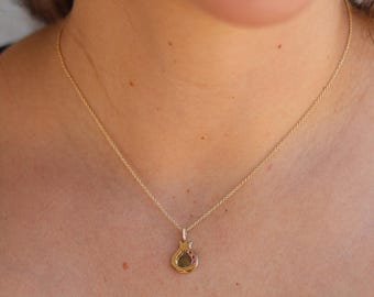 Splendida collana artigianale a forma di melagrana con rubini in oro 18 carati.