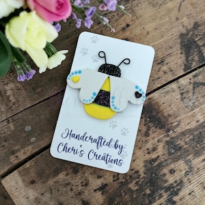 Bumblebee Bow Center – Handmade Polymer Clay Embellishment