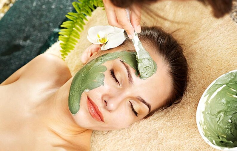 جوانسازی و ضد پیری پوست با ماسک طبیعی چای سبز در زیباییکالا