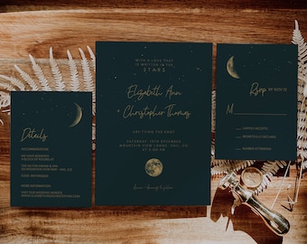 Puede incluir: Un conjunto de invitaciones de boda azul marino con letras doradas y un diseño de luna creciente. La invitación dice "Con un amor que está escrito en las estrellas, Elizabeth Ann + Christopher Thomas se casan el sábado 10 de diciembre, Mountain View Lodge, Vail, CO a las 2:00 PM". La tarjeta RSVP dice "RSVP antes del 12 de noviembre".